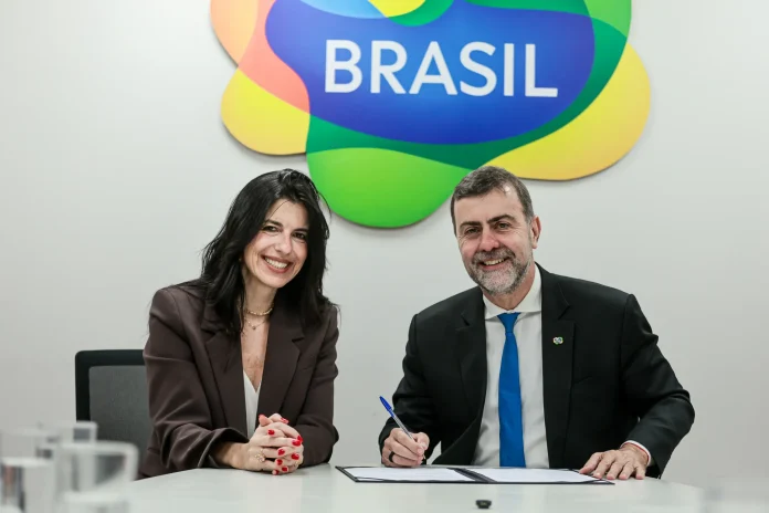 Fiamma Zarife, diretora Geral do Airbnb para a América do Sul, e Marcelo Freixo, presidente da Embratur. Crédito: Renato Vaz/ Embratur