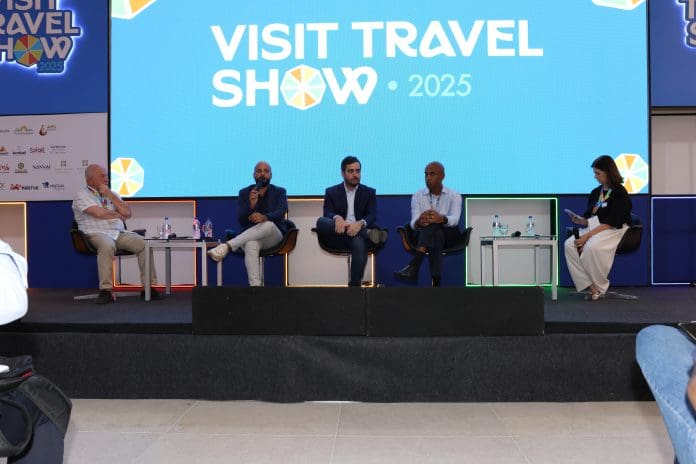 Painel “Inovação na Governança Turística” reúne Katia Georgina (Sebrae/PE), Deomaci Ramos (Ipojuca), Eduardo Loyo (Empetur), Luia Barbacovi (Gramado) e Luís Sobrinho (São Paulo) no Visit Travel Show. Crédito: Diego Siliprando/Brasilturis