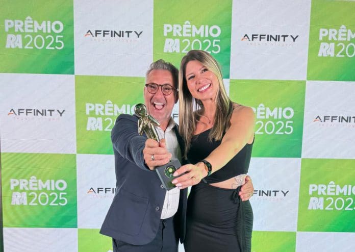 Alexandre Lança e Valéria Pereira receberam o troféu na cerimônia do RA 2025, Crédito: Divulgação/Affinity Seguro Viagem Alexandre Lança e Valéria Pereira receberam o troféu na cerimônia do RA 2025, Crédito: Divulgação/Affinity Seguro Viagem