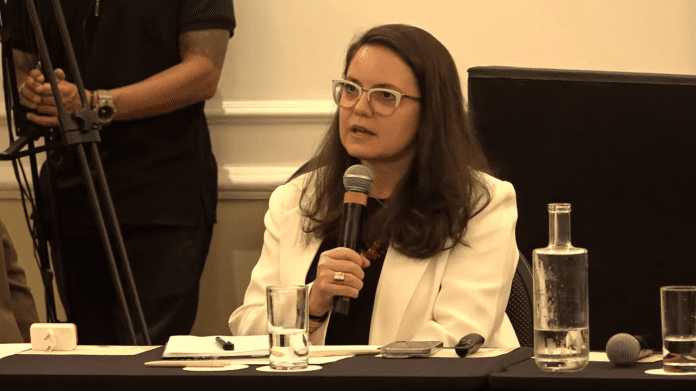 Especialista Jaqueline Gil durante webinário da Skål Internacional São Paulo. Crédito: Reprodução COP30 turismo baixo carbono