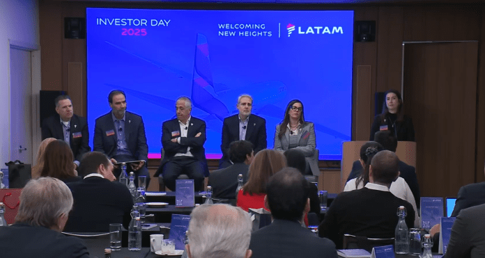 Ramiro Alfosín, vice-presidente comercial da Latam, apresenta em Nova York a estratégia para ampliar receitas premium, fidelidade e expansão internacional até 2027. Crédito: Reprodução/Latam