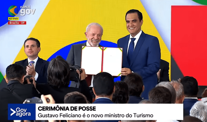 Gustavo Feliciano toma posse como ministro do Turismo em cerimônia no Palácio do Planalto, ao lado do presidente Lula e de lideranças políticas. Crédito: Reprodução/Youtube