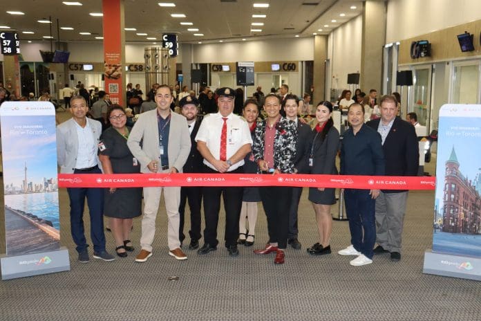 Equipe da Air Canada e do RIOgaleão celebraram o retorno da rota para Toronto com corte da fita. Crédito: Felipe Lima/Brasilturis
