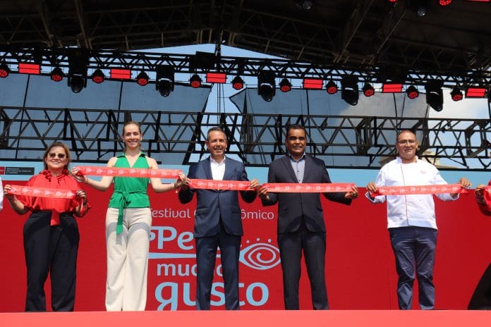 Autoridades cortam a faixa e dão início oficial à Peru Mucho Gusto. Crédito: Maurício Herschander/ Brasilturis