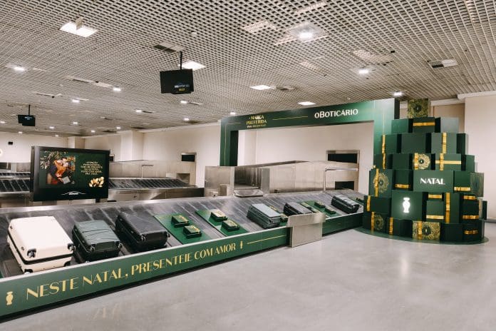 O Boticário entrega mais de seis mil presentes nas esteiras dos aeroportos do Brasil e da Colômbia em ativação de Natal