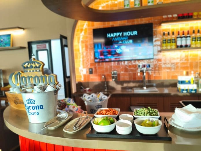 Ambaar e Corona firmam parceria inédita para oferecer happy hour aos passageiros no Aeroporto de Congonhas