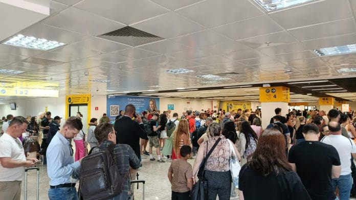 Ventania de quase 100 km/h em São Paulo provoca cancelamentos, desvios e atrasos em aeroportos de todo o país. Crédito: Aila Lima Ventania de quase 100 km/h em São Paulo provoca cancelamentos, desvios e atrasos em aeroportos de todo o país. Crédito: Aila Lima