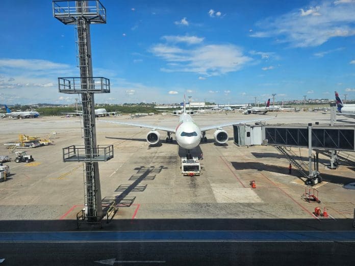 Passageiros enfrentam cancelamentos em Congonhas e Guarulhos após instabilidades climáticas. Crédito: Kamilla Alves/Brasilturis