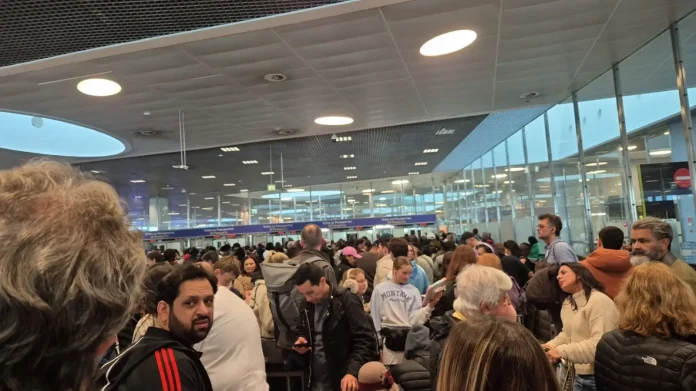 Aeroporto Humberto Delgado, em Lisboa, registra filas prolongadas após implantação do novo sistema europeu de controle de fronteiras. Crédito: Reprodução/redes sociais