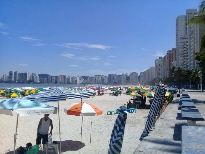 Guarujá cria taxa ambiental para veículos de turistas em 2026, com cobrança destinada a projetos de turismo sustentável.