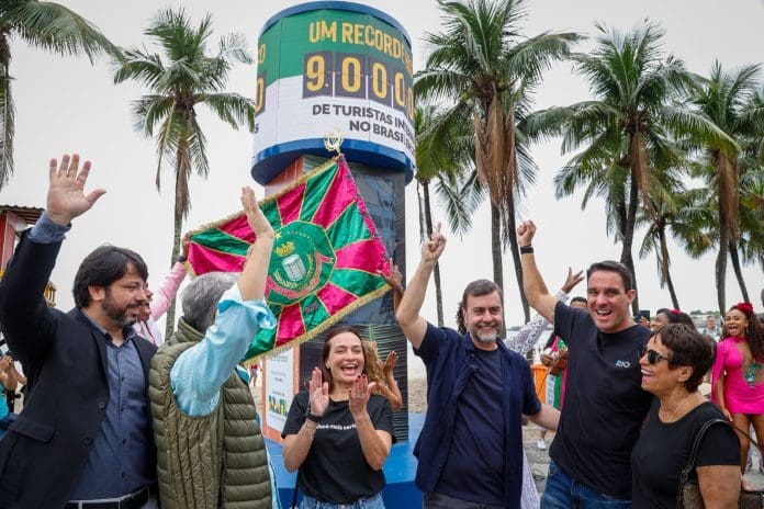 Marco foi celebrado com ação realizada no Turistômetro do Rio de Janeiro (RJ), na orla de Copacabana Crédito: Márcio Menasce/Embratur Marco foi celebrado com ação realizada no Turistômetro do Rio de Janeiro (RJ), na orla de Copacabana Crédito: Márcio Menasce/Embratur