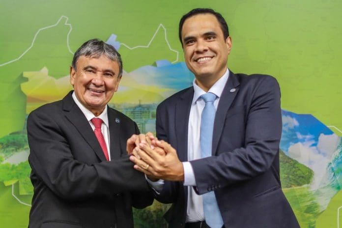 Wellington Dias, ministro do Desenvolvimento e Assistência Social, e Gustavo Feliciano, ministro do Turismo, durante reunião sobre emprego e empreendedorismo no turismo. Foto: Roberta Aline / MDS