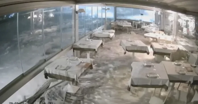 A-ressaca-maritima-inunda-o-salao-de-jantar-de-um-restaurante-italiano-a-beira-mar- Ciclone Harry Sicília