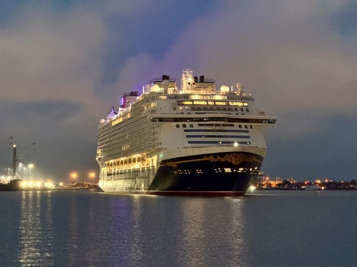 Disney Adventure passa por Port Canaveral antes de seguir para Singapura, onde operará cruzeiros na Ásia pelos próximos cinco anos Crédito: Luciana Misura