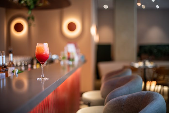 Sunset Urbano transforma sala VIP Ambaar Club de Congonhas em experiência cultural e sensorial em parceria com Priority Pass.