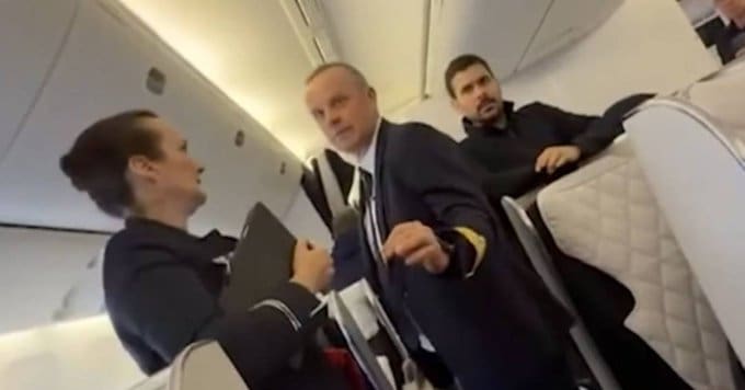 Retirada de família de voo da Air France fere legislação brasileira, aponta especialista