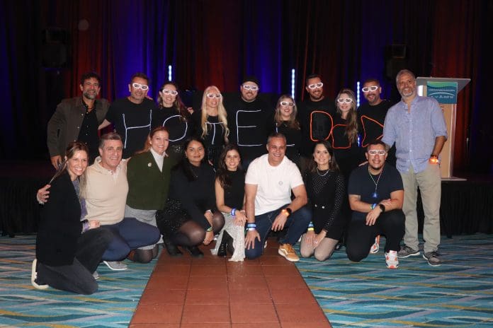 Representantes da HotelDo ao lado de parceiros e vencedores do prêmio Representantes da HotelDo ao lado de parceiros e vencedores do prêmio