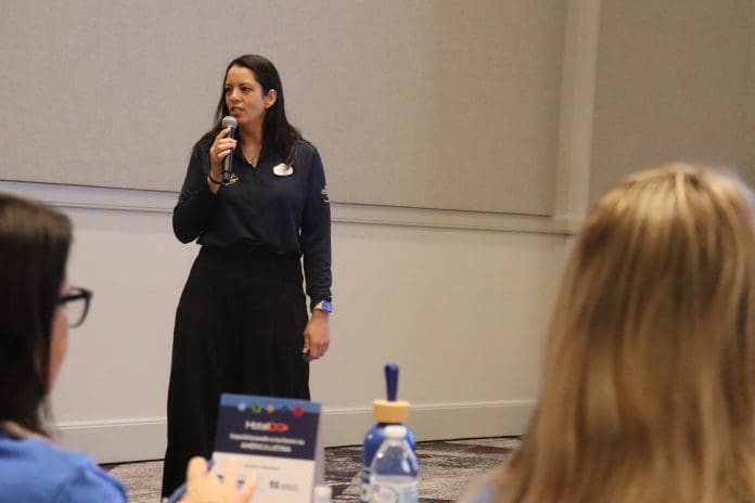 Gisele Sano, coordenadora de Vendas do Universal Orlando Resort, explicou processos e ingressos aos agentes durante Summit HotelDo. Crédito: Kamilla Alves/Brasilturis