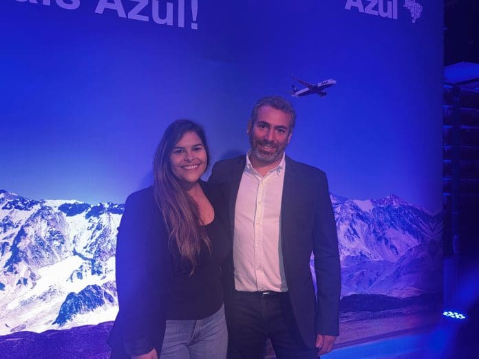Patrícia Gomes, gerente Comercial da Azul Viagens, e Ricardo Bezerra, gerente Comercial da Azul Linhas Aéreas. Crédito: Maurício Herschander/ Brasilturis