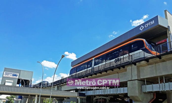 Veículo laranja do Aeromovel e ao fundo o modelo na cor azul Crédito: Reprodução/MetroCPTM