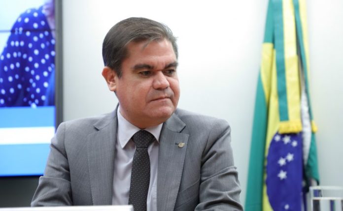 Deputado Mersinho Lucena, autor do projeto de lei. Fonte: Agência Câmara de Notícias transferência gratuita de passagens aéreas