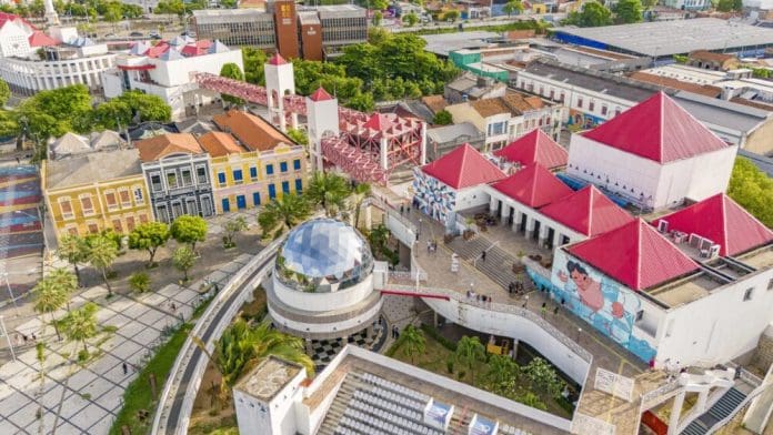 A reportagem chama atenção para o momento simbólico vivido pela cidade, que em 2026 celebra seus 300 anos de história. Crédito: Divulgação/Embratur