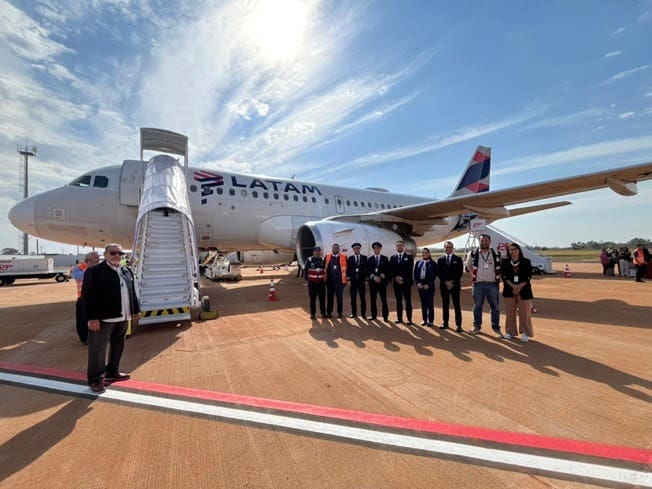 Tripulação do voo inaugural São Paulo/Guarulhos–Dourados da LATAM ao lado de autoridades locais Crédito: Divulgação/Latam