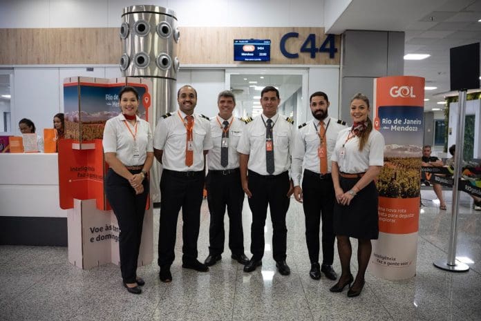 Junto ao portão de embarque no RIOgaleão, a tripulação que operou o voo comemorativo Rio de Janeiro-Mendoza, uma das novas rotas sazonais de verão da Gol. Crédito: Victor Erlacher Espindula/Divulgação Gol