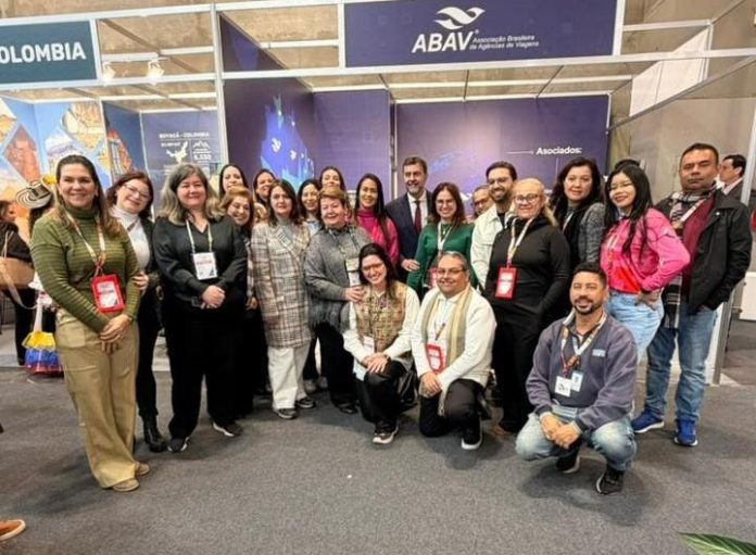 Equipe da ABAV Nacional durante a participação na FITUR 2026, em Madri, onde a entidade ampliou parcerias internacionais e apoiou a geração de negócios para agentes brasileiros. Crédito: Divulgação/Abav Nacional