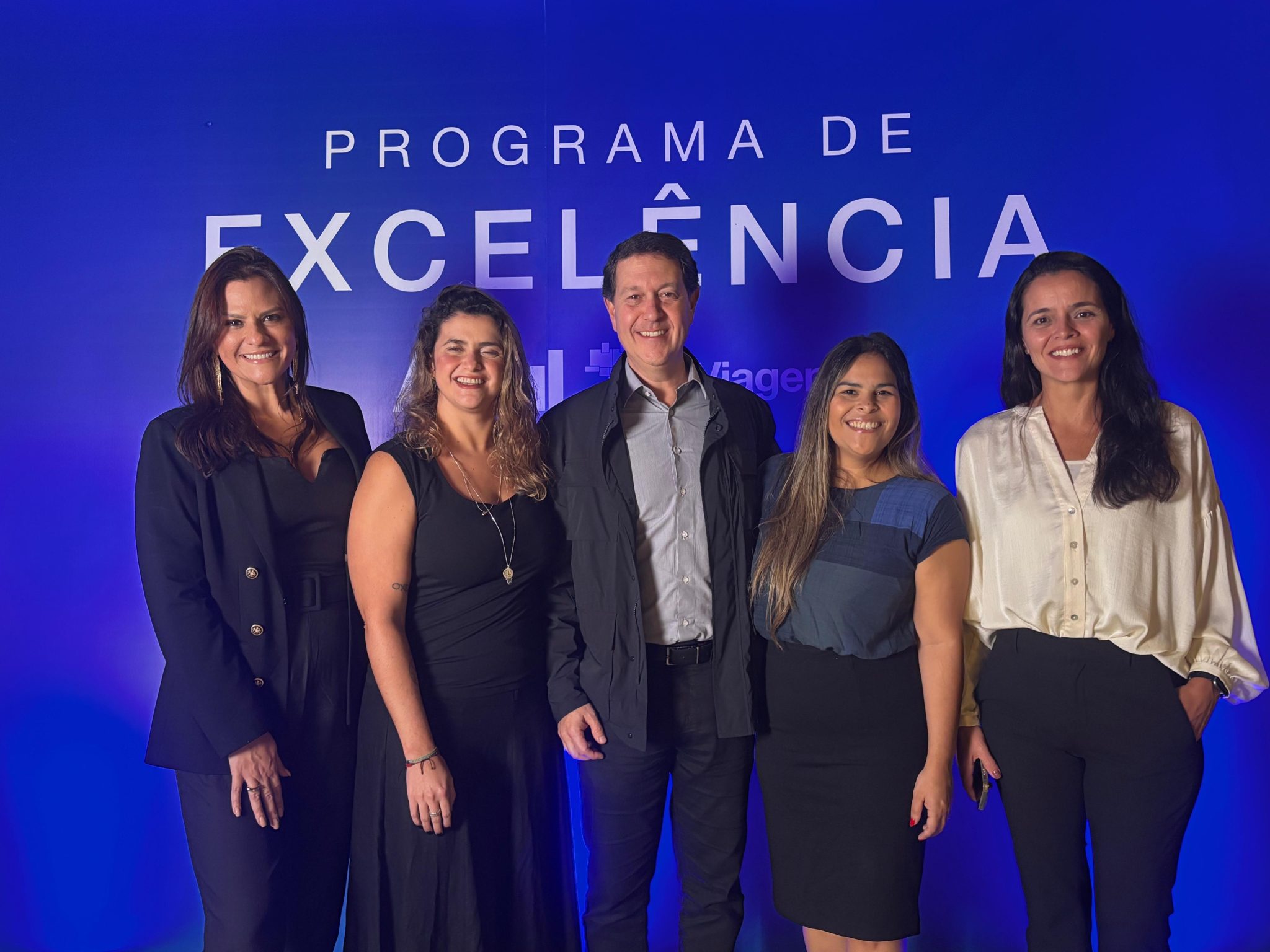 Daniel Bicudo, da Azul Linhas Aéreas, entre Priscilla Godoy, Giulliana Mesquita, Patrícia Gomes e Marcela Ciasca, da Azul Viagens. Crédito: Maurício Herschander/ Brasilturis